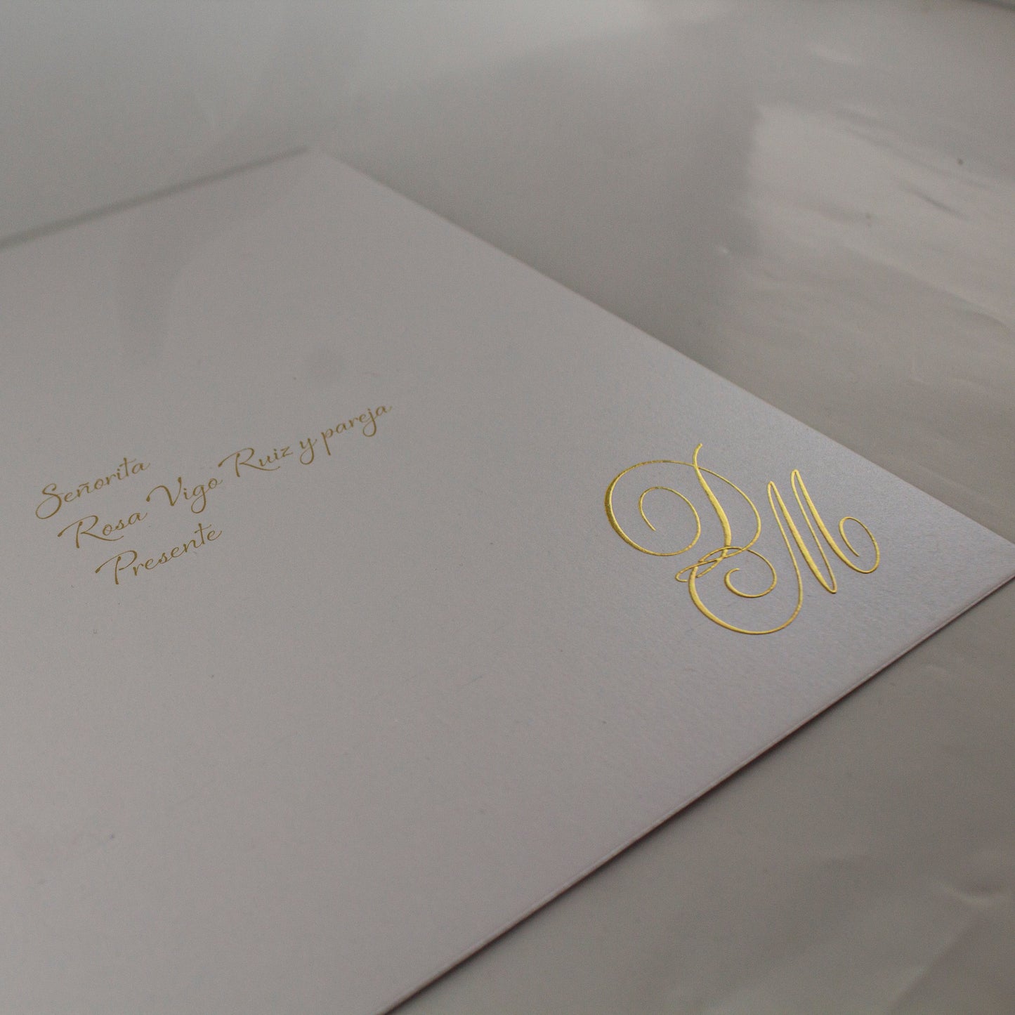Invitación de Boda "Daniel & Mayra" en Cartulina Blanco Marmoleado con Relieve y Pan de Oro