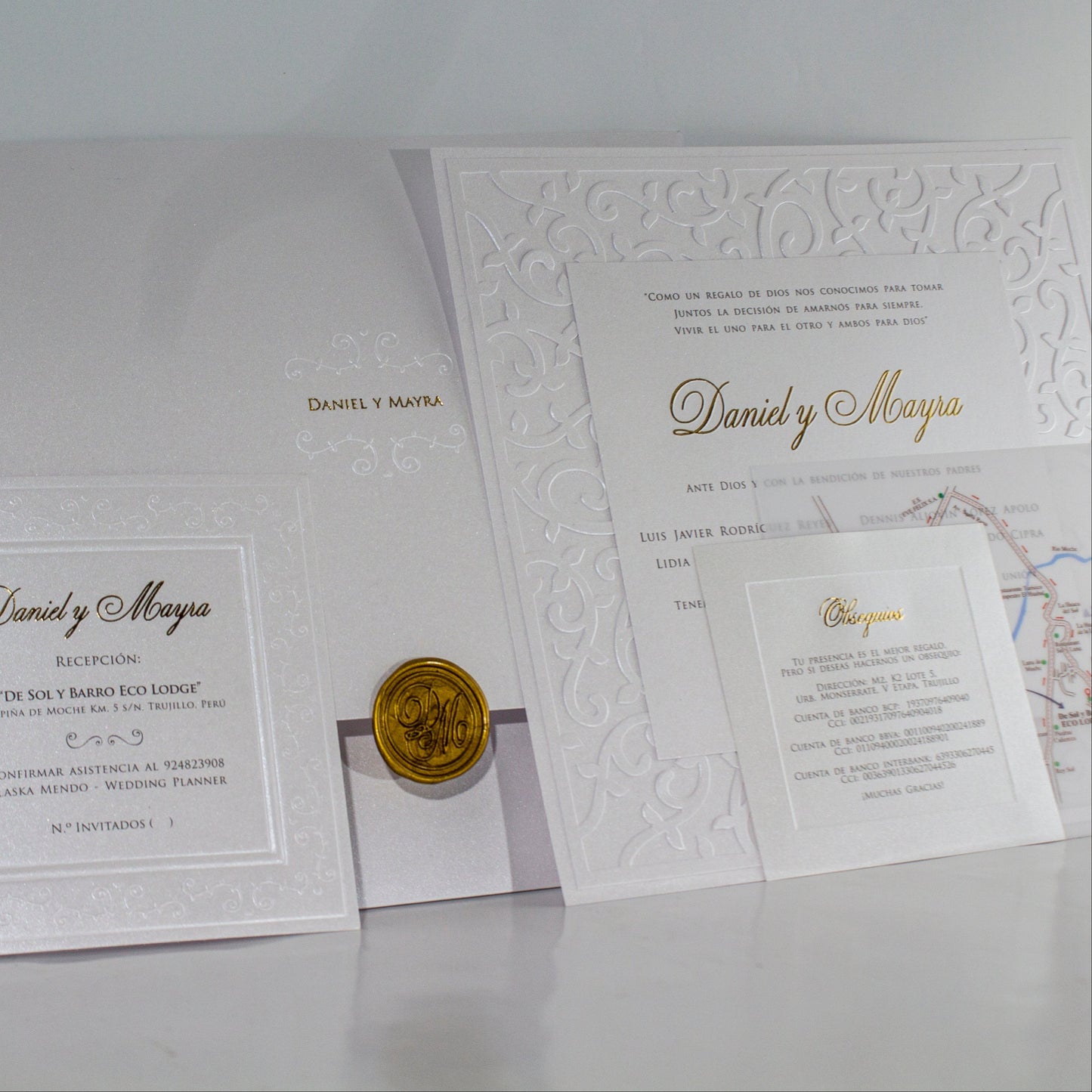 Invitación de Boda "Daniel & Mayra" en Cartulina Blanco Marmoleado con Relieve y Pan de Oro