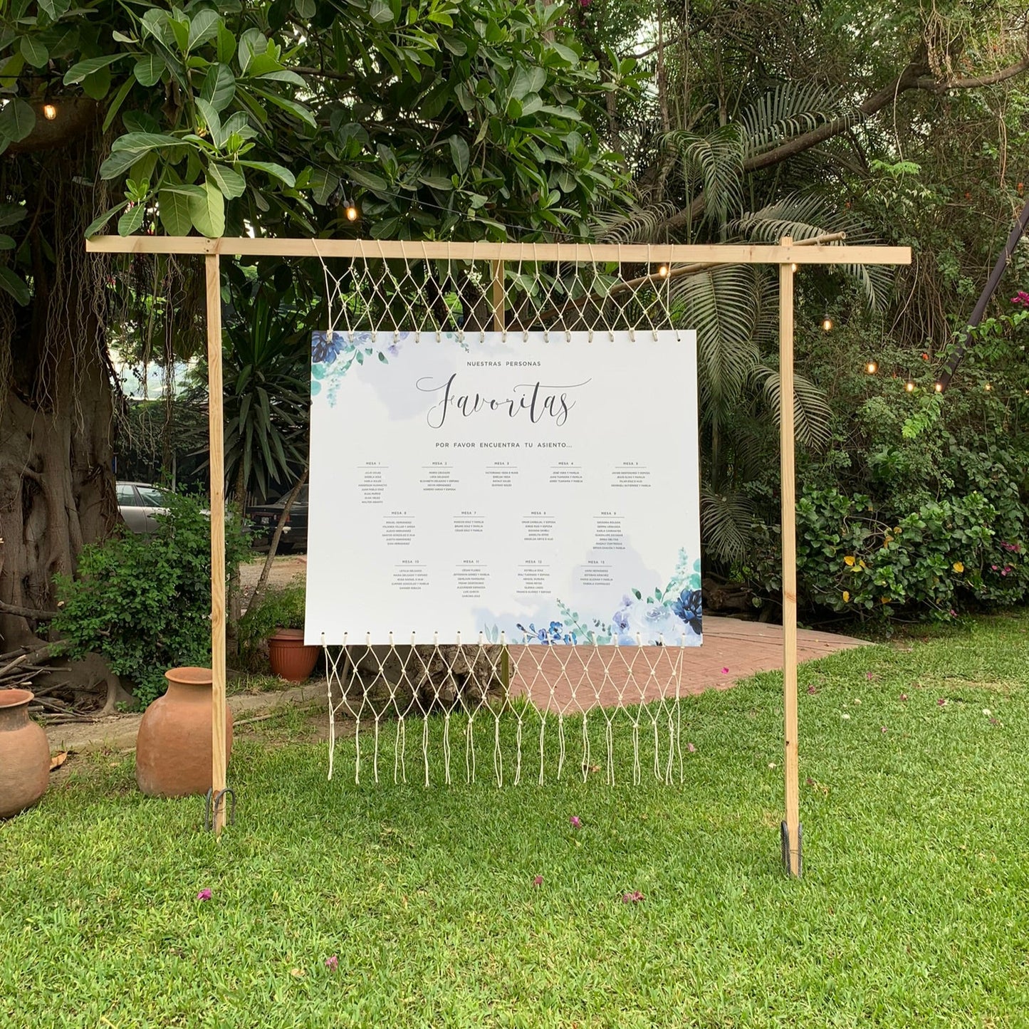 Letrero de Distribución de Invitados para Bodas 120×150 cm – Diseño Floral Azul | PVC + Madera