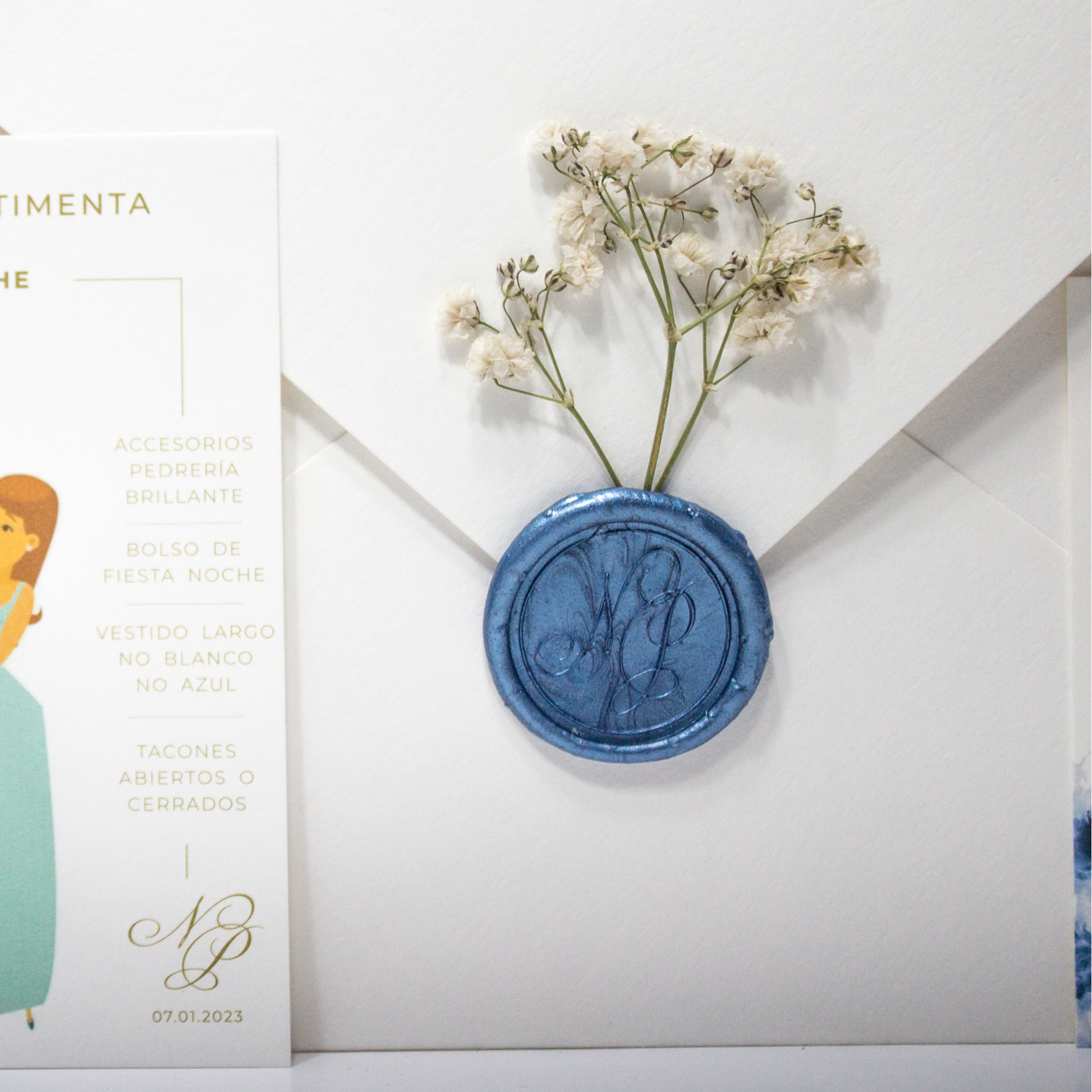 Sello de lacre personalizado azul real con iniciales grabadas, ideal para invitaciones de boda elegantes.