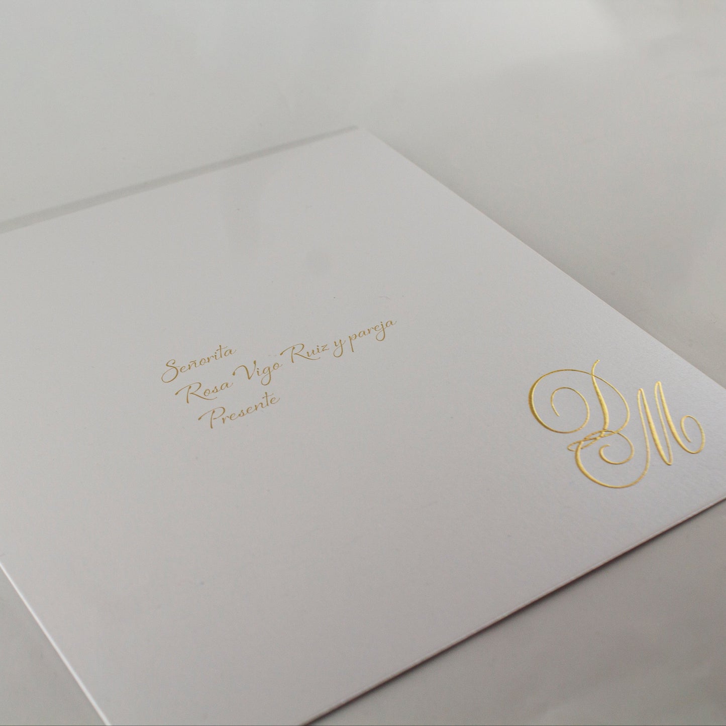 Invitación de Boda "Daniel & Mayra" en Cartulina Blanco Marmoleado con Relieve y Pan de Oro
