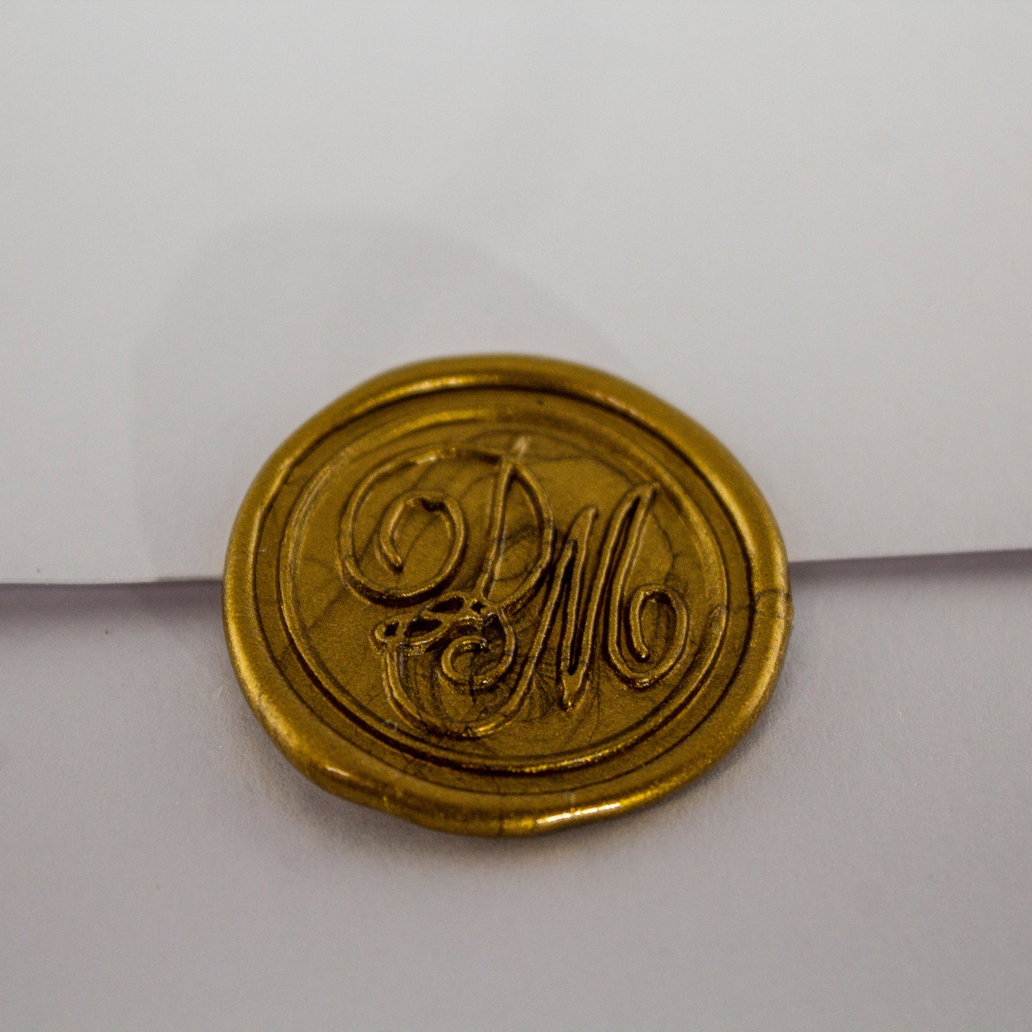 Invitación de Boda "Daniel & Mayra" en Cartulina Blanco Marmoleado con Relieve y Pan de Oro