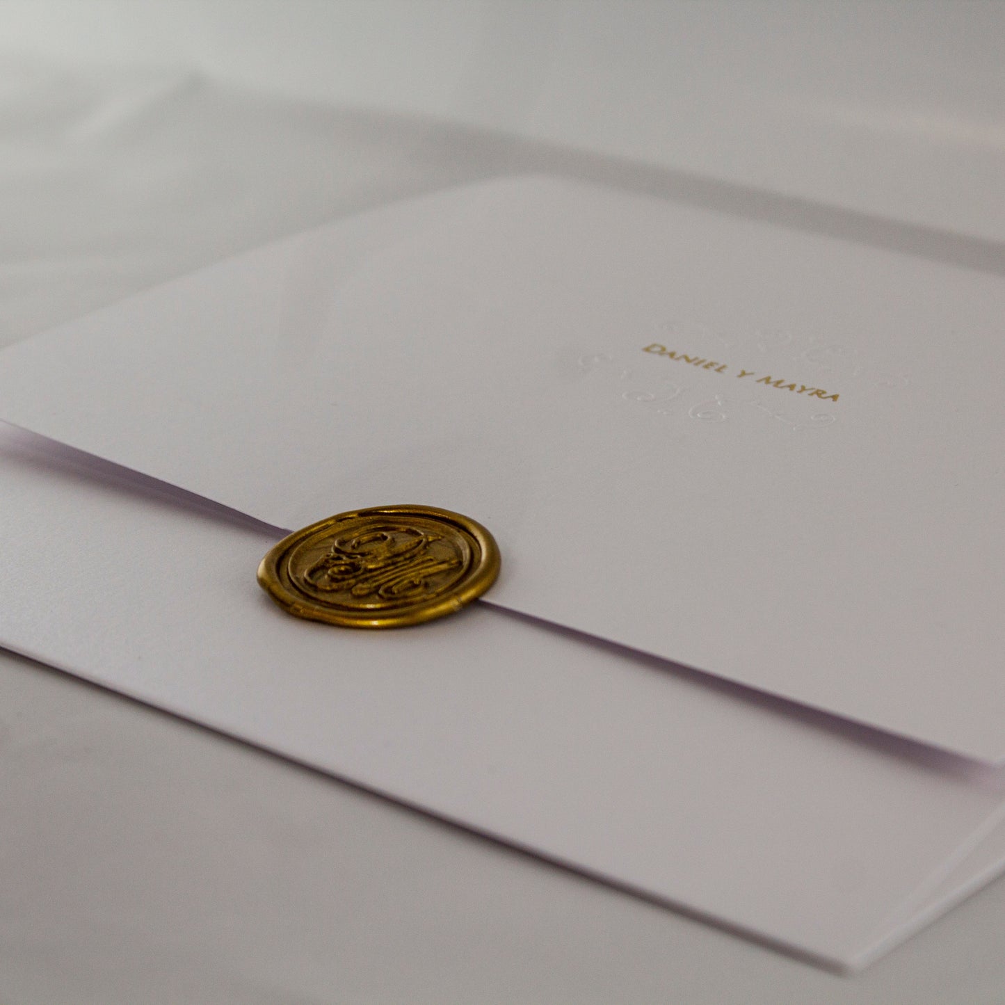 Invitación de Boda "Daniel & Mayra" en Cartulina Blanco Marmoleado con Relieve y Pan de Oro