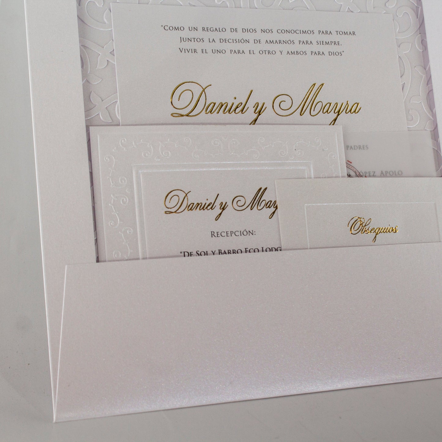 Invitación de Boda "Daniel & Mayra" en Cartulina Blanco Marmoleado con Relieve y Pan de Oro