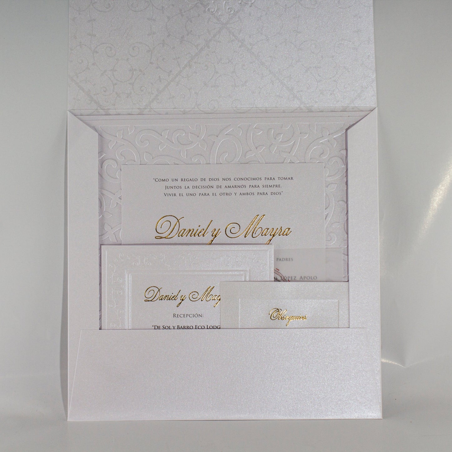 Invitación de Boda "Daniel & Mayra" en Cartulina Blanco Marmoleado con Relieve y Pan de Oro